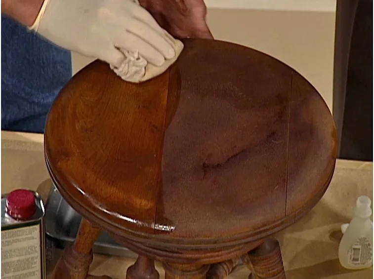 Restauro di un tavolo