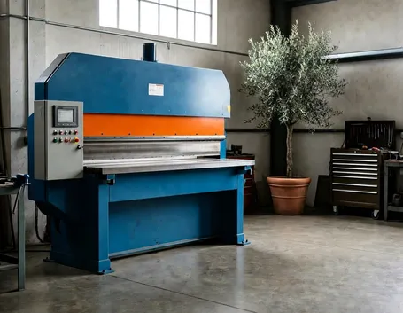 Un modello di cesoia a ghigliottina industriale