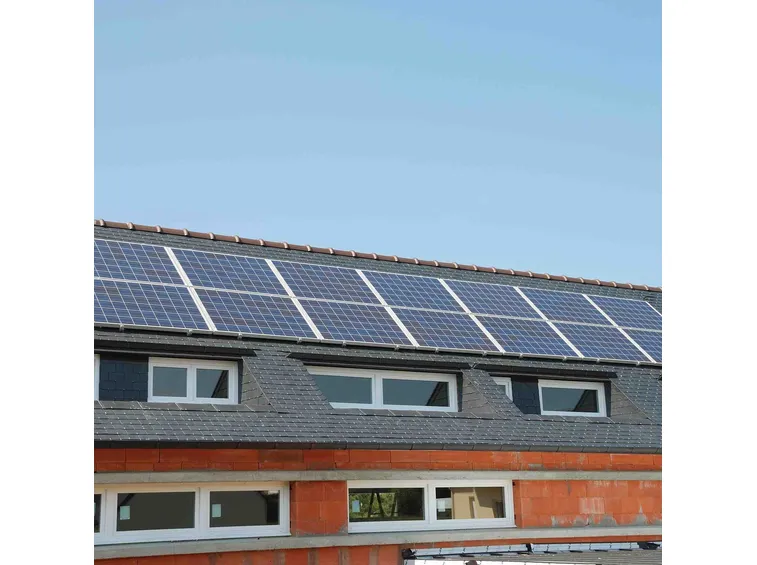 Casa con impianto fotovoltaico