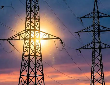 Tralici che trasportano energia elettrica
