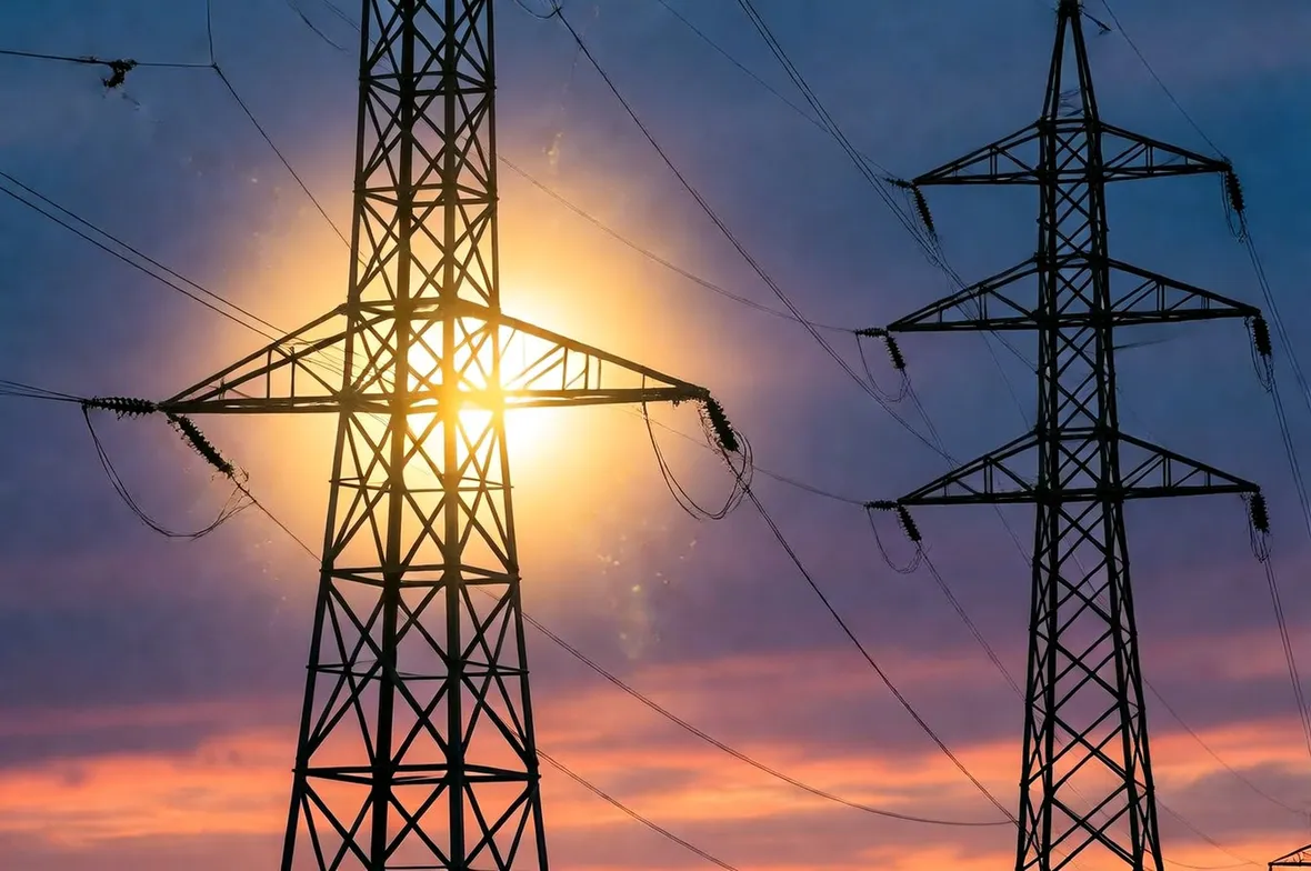 Tralici che trasportano energia elettrica