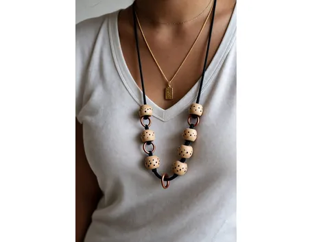Collana personalizzata con oggetti riciclati