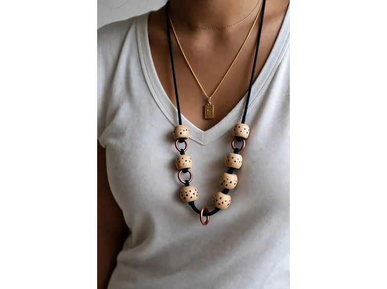 Collana personalizzata con oggetti riciclati