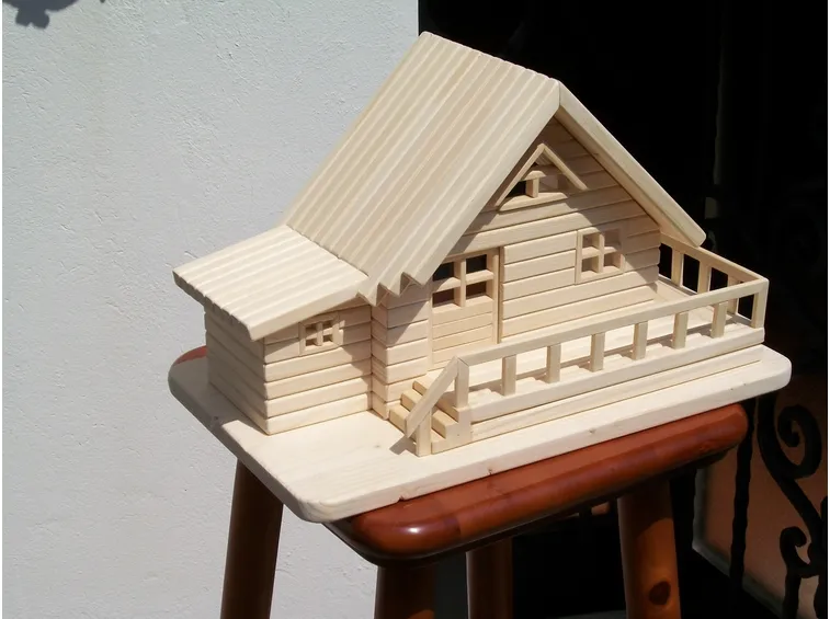 Scultura in legno a casetta