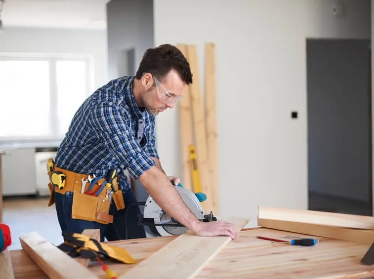 Uomo impegnato nel bricolage