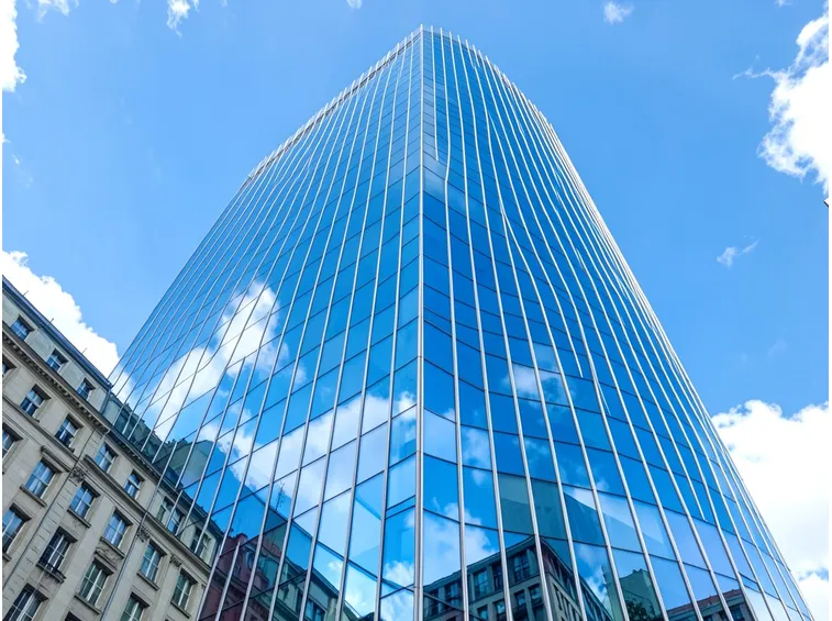 Edificio realizzato in vetro strutturale