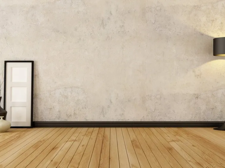 Muro di una stanza rivestito da intonaco