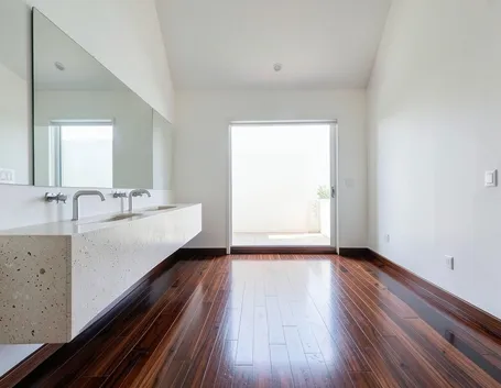 Bagno con pavimento in teak