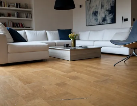 Divano bianco su parquet
