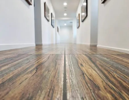 Pavimento in gres porcellanato effetto legno
