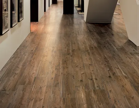 Pavimentazione realizzata con gres porcellanato a effetto legno