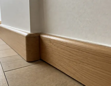 Esempio battiscopa colore legno