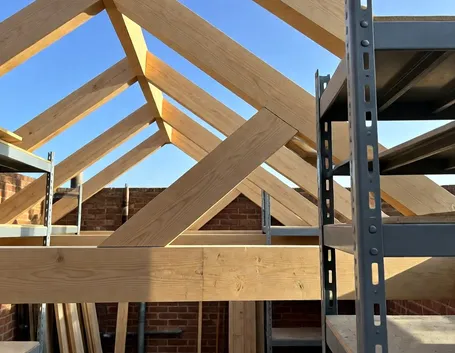 Tetto in legno in costruzione