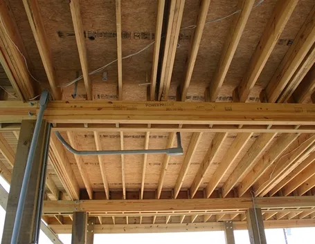 Soffitto con travi in legno